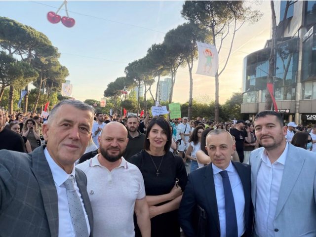 FOTO/ Deputeti i PD Arjan Ndoi, drejtuesi i protestës kundër Zvernecit