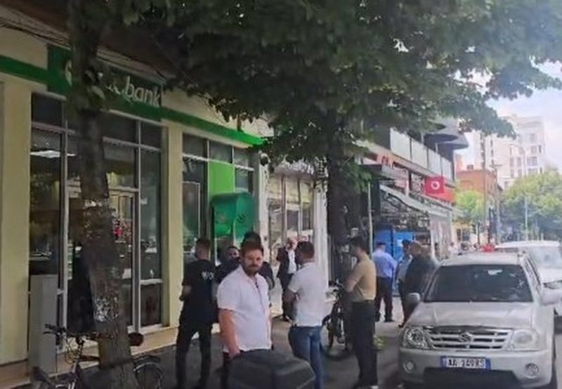 Grabitja me armë e bankës në mes të Tiranës, autori vodhi paratë dhe u largua me skuter