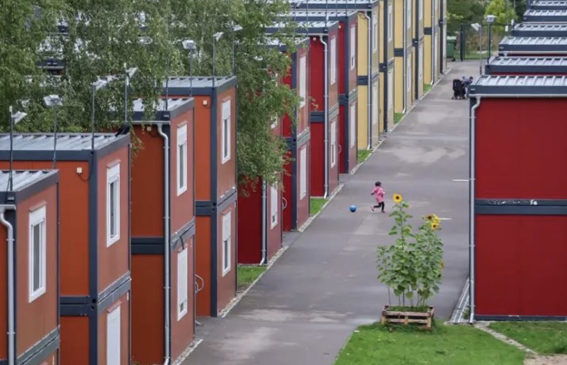 BE synon të ashpërsojë politikën e azilit/ DW: Qendra paraburgimi për emigrantët në vende të treta
