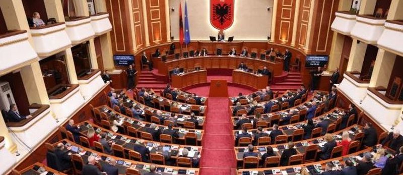  Kuvendi mblidhet mes protestave, 6 interpelanca në rend dite