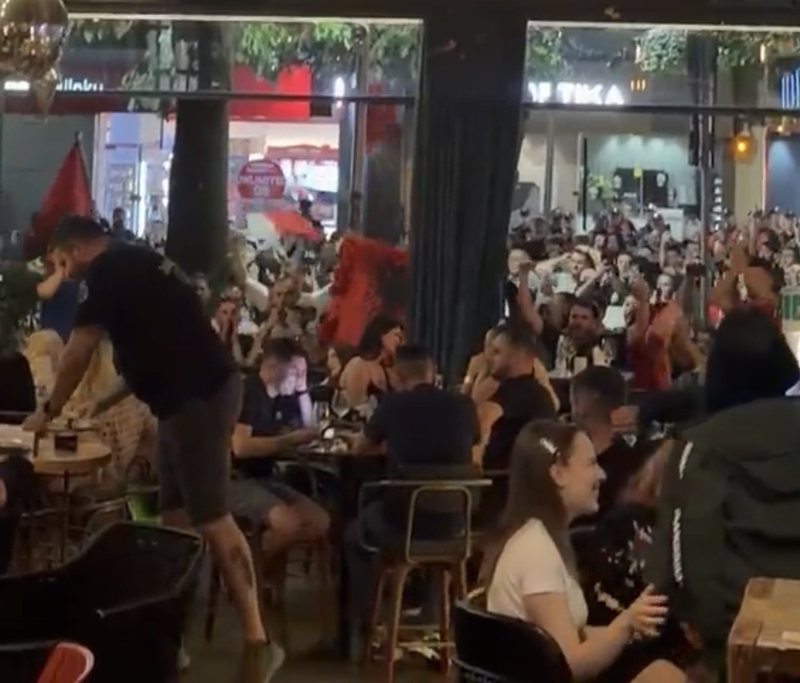 VIDEO/ “Çohuni nga kafja”! Protestuesit marrin me radhë lokalet në ish-bllok dhe iu kërkojnë qytetarëve t’i bashkohen protestës
