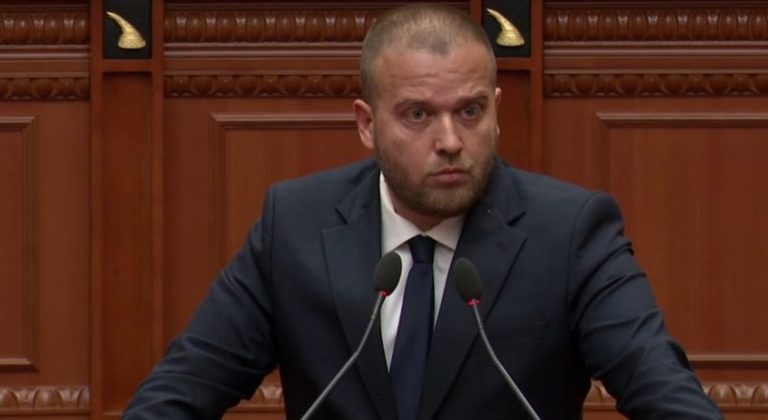 “Bëni teatër me Zvërnecin”, deputeti socialist sulmon opozitën: Nuk folët kur duhej, dolët për show