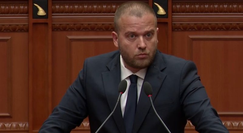 “Bëni teatër me Zvërnecin”, deputeti socialist sulmon opozitën: Nuk folët kur duhej, dolët për show