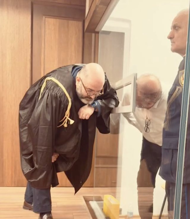Komiteti Shqiptar i Helsinkit: Vendosja e të pandehurve në kafaz xhami bie ndesh me standardet e Gjykatës Evropiane të të Drejtave të Njeriut