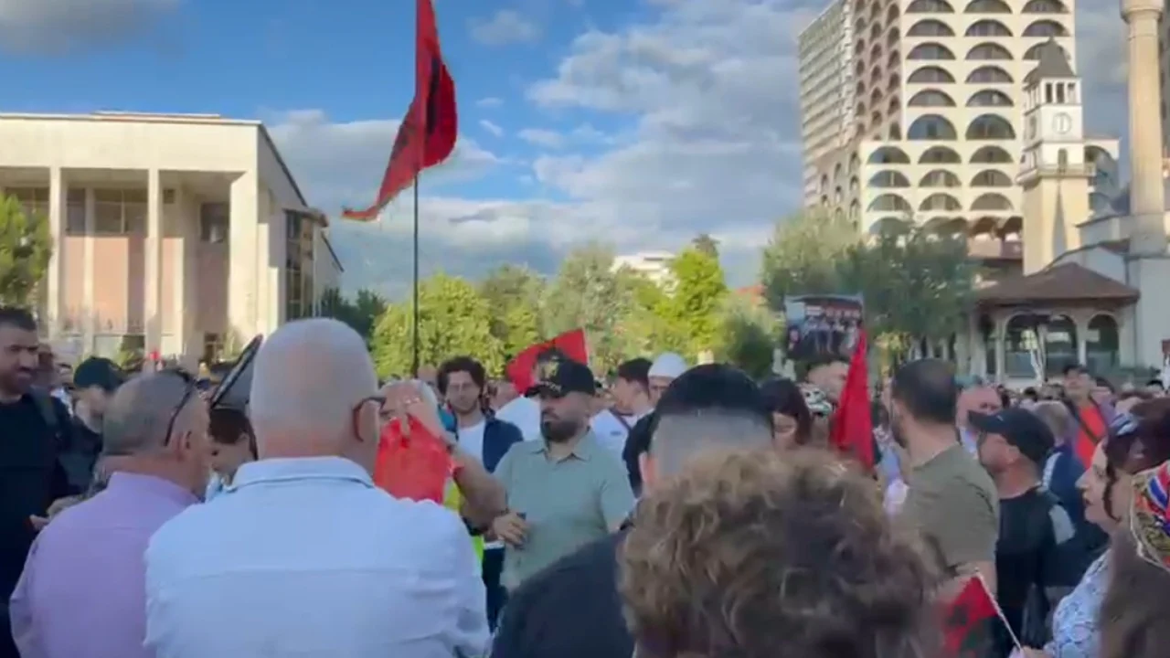 Protestuesi thirrje qytetarëve: Jo provokimeve, mos u bëni mish për top