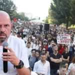 Ylli Manjani revoltohet kundër protestuesve, pasi e shanë në rrjetet sociale: Robt ku t’i kenë…