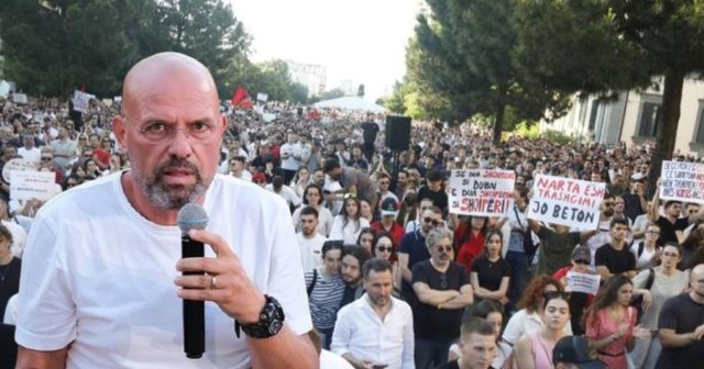 Ylli Manjani revoltohet kundër protestuesve, pasi e shanë në rrjetet sociale: Robt ku t’i kenë…