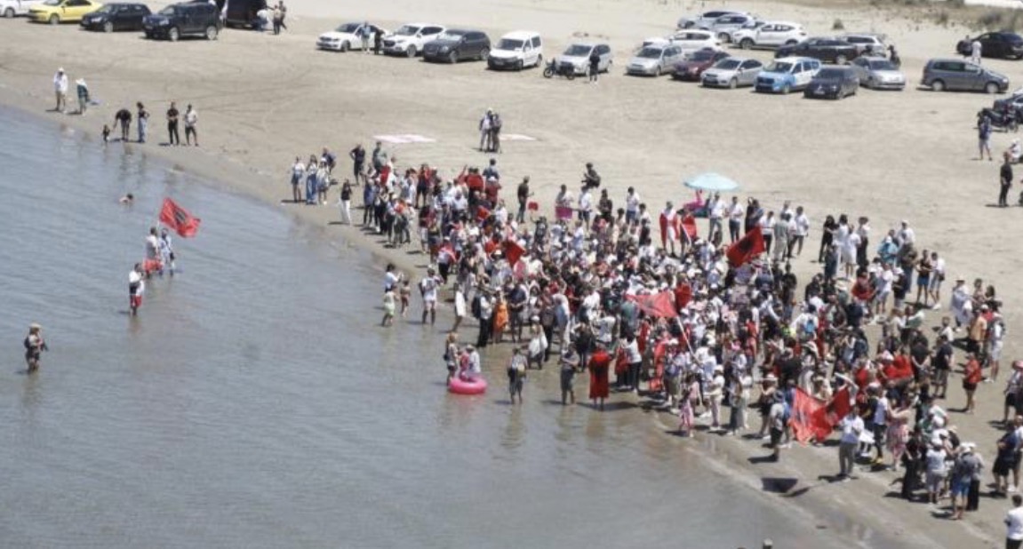 ‘Zvërneci’/ Protestuesit parkuan makinat mbi dunat me rërë, Rama i ironizon: Mos ua zhvirgjëroni plazhin flamingove, do kujtojnë të shkretët se nisi ndërtimi i parkimit