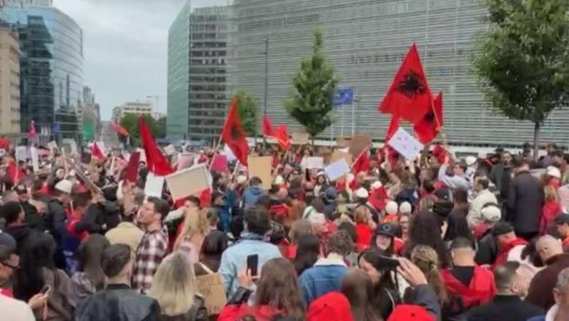 Protesta për Zvërnecin zhvendoset edhe në Bruksel, shqiptarët mblidhen pranë institucioneve të BE-së