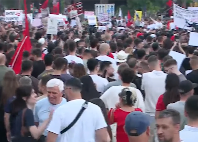 Konspiracionet marrin mikrofonin në protestë: Rama, thuaji elitës që e ke ftuar të hajë fëmijë, që në Shqipëri nuk hamë fëmijë