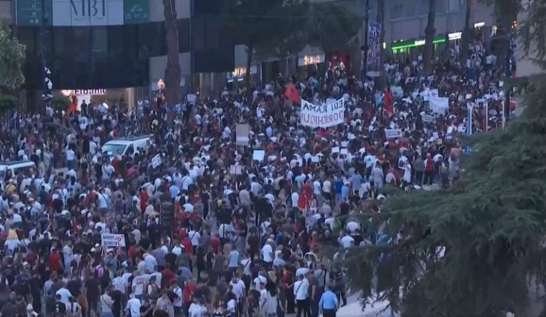 “Reuters” transmeton live protestën për Zvërnecin, reagon Taulant Balla: Kanë hall tjetër, jo Shqipërinë