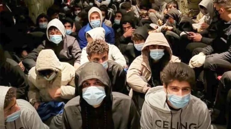 “Do ju heqim veshkat” – Po shkonin drejt Anglisë, 300 emigrantë u rrëmbyen dhe kërcënuan