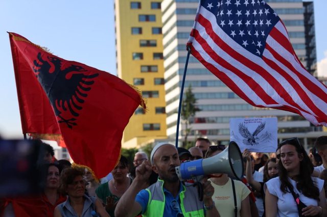 “S’jemi vetëm për flamingot, por edhe për hallet e shqiptarëve”! Qëllimi, rrëzimi i këtij sistemi! Politika të mos provokojë