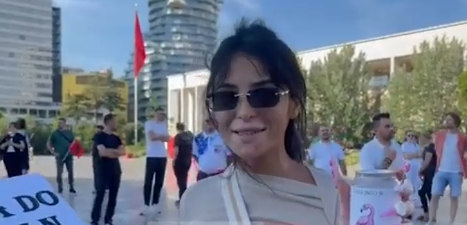 Pas akuzave ndaj influencerëve, protestuesit i përgjigjen Ramës me “Ramingo ik”