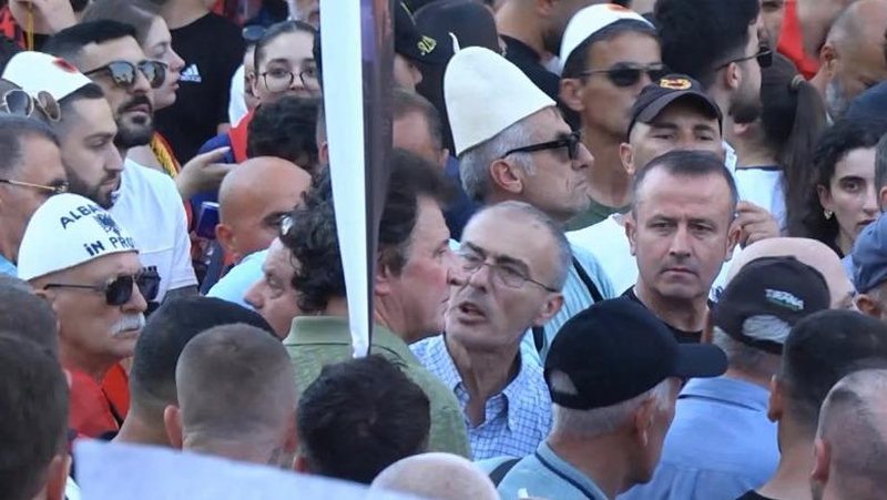 Pas urdhërit të Berishës, Sali Lusha dhe i biri shfaqen në protestë, provokojnë turmën me dy gishtat lart! Qytetarët tentojnë t’i largojnë