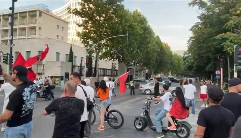 Protestuesit bllokojnë kryqëzimin te ish-hotel Dajti, automjetet detyrohen të kthehen pas