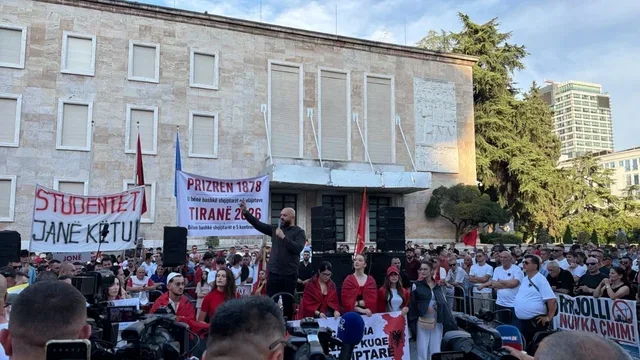 Berisha në burg! Të rinjtë e FRPD-së përplasen me protestuesit para Kryeministrisë!