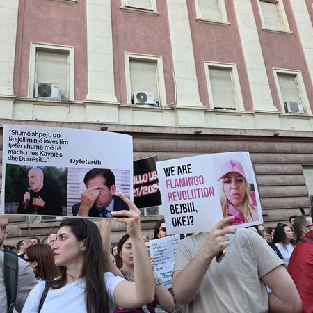 FOTO/ Protesta e 11-të para Kryeministrisë, pankartat që tërhoqën vëmendjen