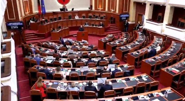 VIDEO/ Deputetët e PD këndojnë në kor “Rama jep dorëheqjen”, Manja i ‘dirigjon’ 