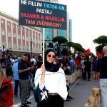 Shfaqet në një video erotike? Influencerja Hatixhe Brika i bashkohet protestës për Zvërnecin, jetë luksoze dhe zero taksa