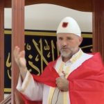 Video / Imami Abedin (Rushit) Musallari ‘fut flamingot’ në xhami, akuzon PS-në për tërmetet: Kush nuk del në protestë e ka vendin në ferr (mallkime dhe nxitje urrejte)