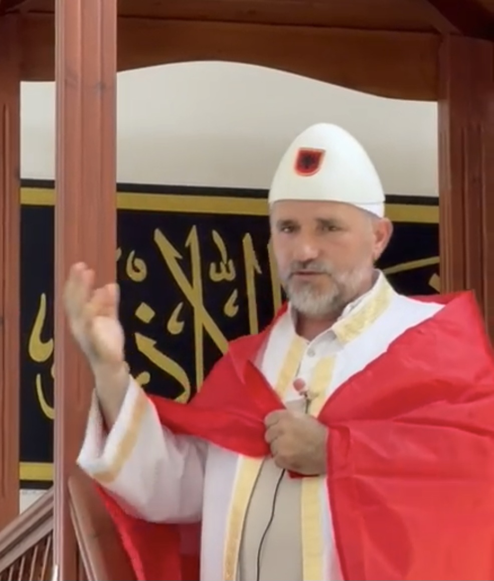 Video / Imami Abedin (Rushit) Musallari ‘fut flamingot’ në xhami, akuzon PS-në për tërmetet: Kush nuk del në protestë e ka vendin në ferr (mallkime dhe nxitje urrejte)