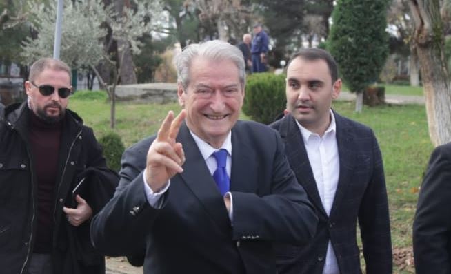 Belind Këlliçi mbështet protestën që kërkon Berishën në burg: Pamje magjike, revolucion. (Doktori, dhëndri, Noka, Peka & Co e kosiderojnë si lojë e Sorosit)