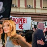 Mero Baze: Protesta vend pelegrinazhi për të dështuarit, modeli i saj Dea Mishel dhe çunat e Londrës me makina luksoze