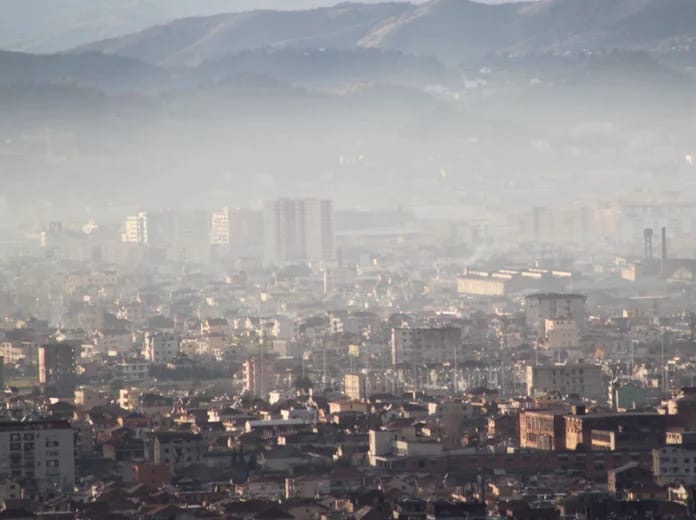 Shqipëria, e katërta në Europë për vdekjet nga ndotja e ajrit