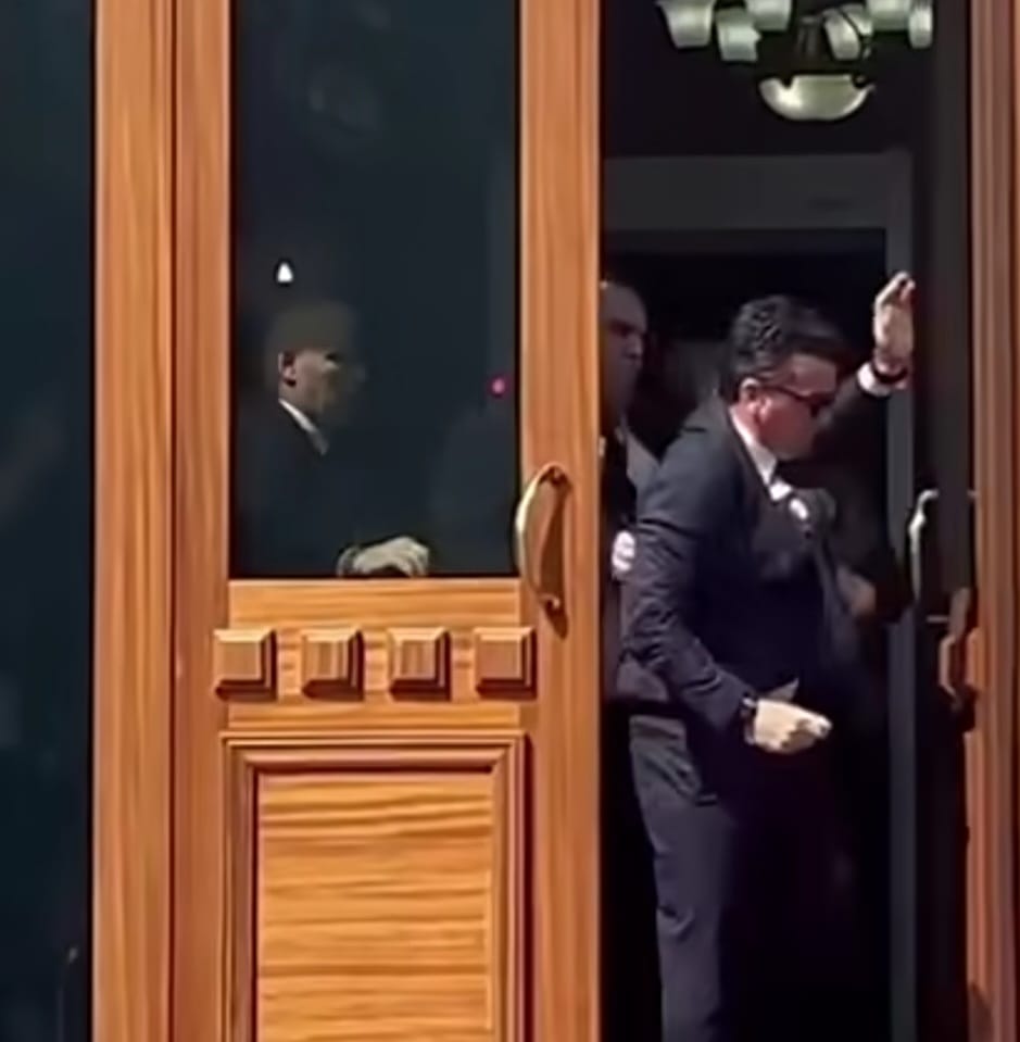 VIDEO/ U përjashtua nga Kuvendi, Garda nuk lejon Shehajn të futet në sallë! Deputeti: E kam shlyer ndëshkimin
