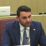 Belo Këlliçi sfidon me mjekër Çim Pekën dhe Fred Lelën. Bledi Mane: O hiqe, ndryshe nga sot edhe unë do dal në protestë