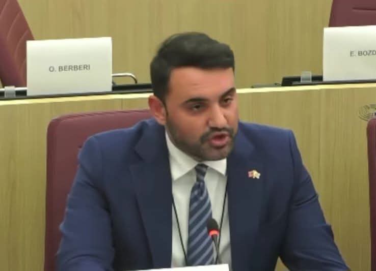 Belo Këlliçi sfidon me mjekër Çim Pekën dhe Fred Lelën. Bledi Mane: O hiqe, ndryshe nga sot edhe unë do dal në protestë