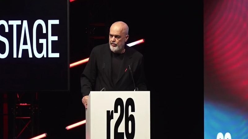 “Në atë Bulevard ku sot festojnë lirinë flamingot, janë vrarë njerëz”/ Rama për protestën: E konsideroj mesazh të rëndësishëm
