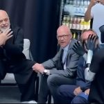 VIDEOLAJM/ Rama i ‘mëson’ robotit si të bëjë shqiponjën dykrenare me duar