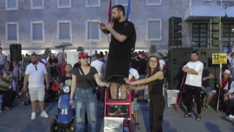 Protestuesi bën thirrje për tubim para Kuvendit të enjten: Do të ndalojmë deputetët të hyjnë në Parlament