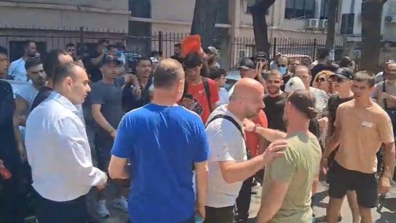 VIDEO/ “Dorëzoni mandatet! Opozitë e shitur”, protestuesit përplasen me Kaprin, Balliun e Redi Muçin, akuza edhe Dritan Goxhajt: Mos bëj negociata