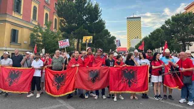 Pas dhunës para Kuvendit, protestuesit drejt kryeministrisë, thirrje ‘Lironi çunat’!