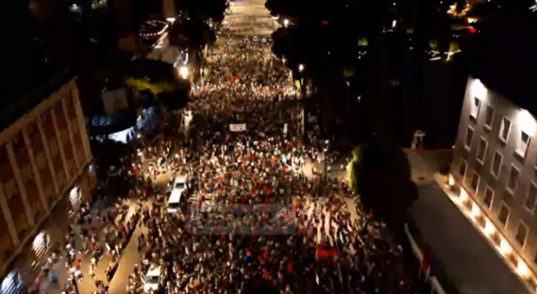 VIDEO/ Pamjet me dron, ja pjesëmarrja në protestën e 33-të para Kryeministrisë