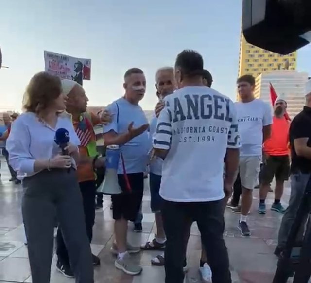 Teksa në sheshin ‘Skënderbej’ ka nisur grumbullimi, ndaj mediave e gazetarëve ka pasur qëndrime armiqësore.