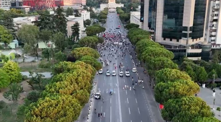 VIDEO/ Tubimi i protestuesve në ditën e 34-t para Kryeministrisë, ja sa ishte pjesëmarrja në orën 20:00