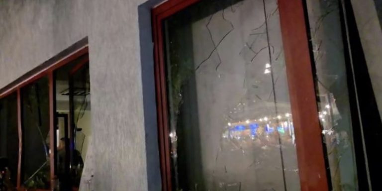 Protestuesit thyejnë xhamat e komisariatit numër 3, policia i shpërndan me ujë