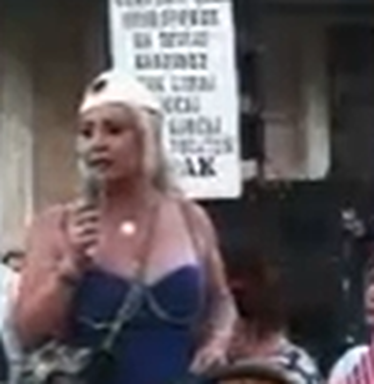  “Mos shikoni VIP-at që fshihen”, protestuesja sulmon artistët nga podiumi: Janë plehra që mbahen nga shteti