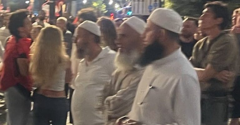 FOTOLAJM/ Hoxhallarët në shesh për të “bekuar” protestën