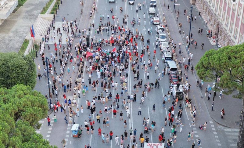 Reduktim numrash në protestën te kryeministria, Balla: Ju thashë që po latë Saliun, Shehajn e Lapajt, do përfundoni si dasmë lagjeje