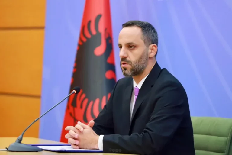 Siguria në bregdet, Lamallari paralajmëron: Kush rrezikon pushuesit me mjetet lundruese do përballet me ligjin