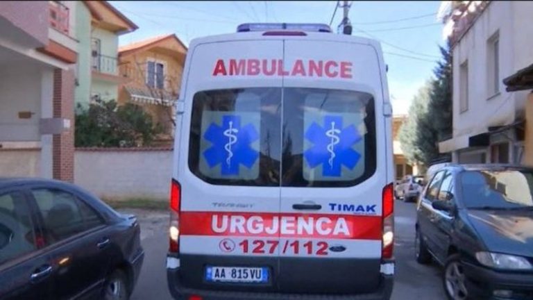 Lezhë/ Një i ri plagoset me thikë në Shëngjin, transportohet në spital