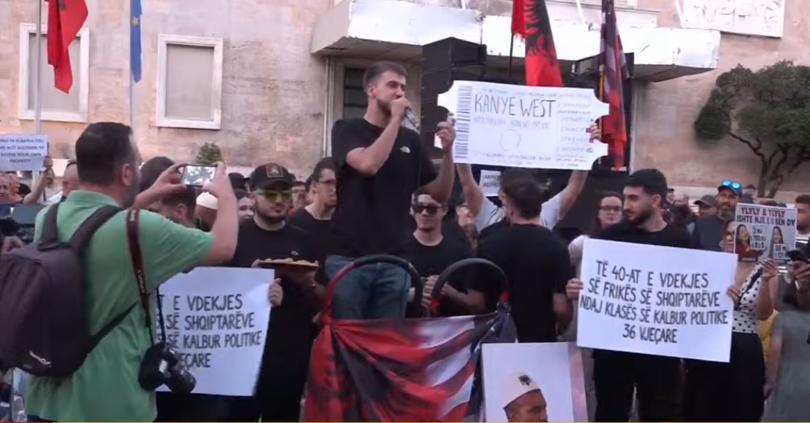 “Të 40-at e frikës”, studentët sjellin hallvë në protestë: Ditë zie për disa, gëzim për ne