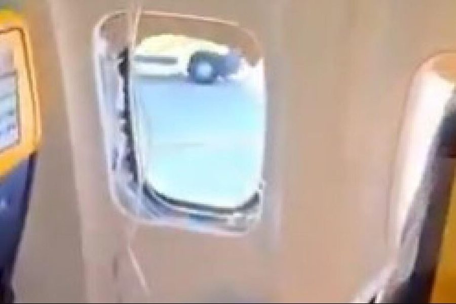 Panik në ajër në Greqi, thyhet dritarja e avionit pas defektit në motor