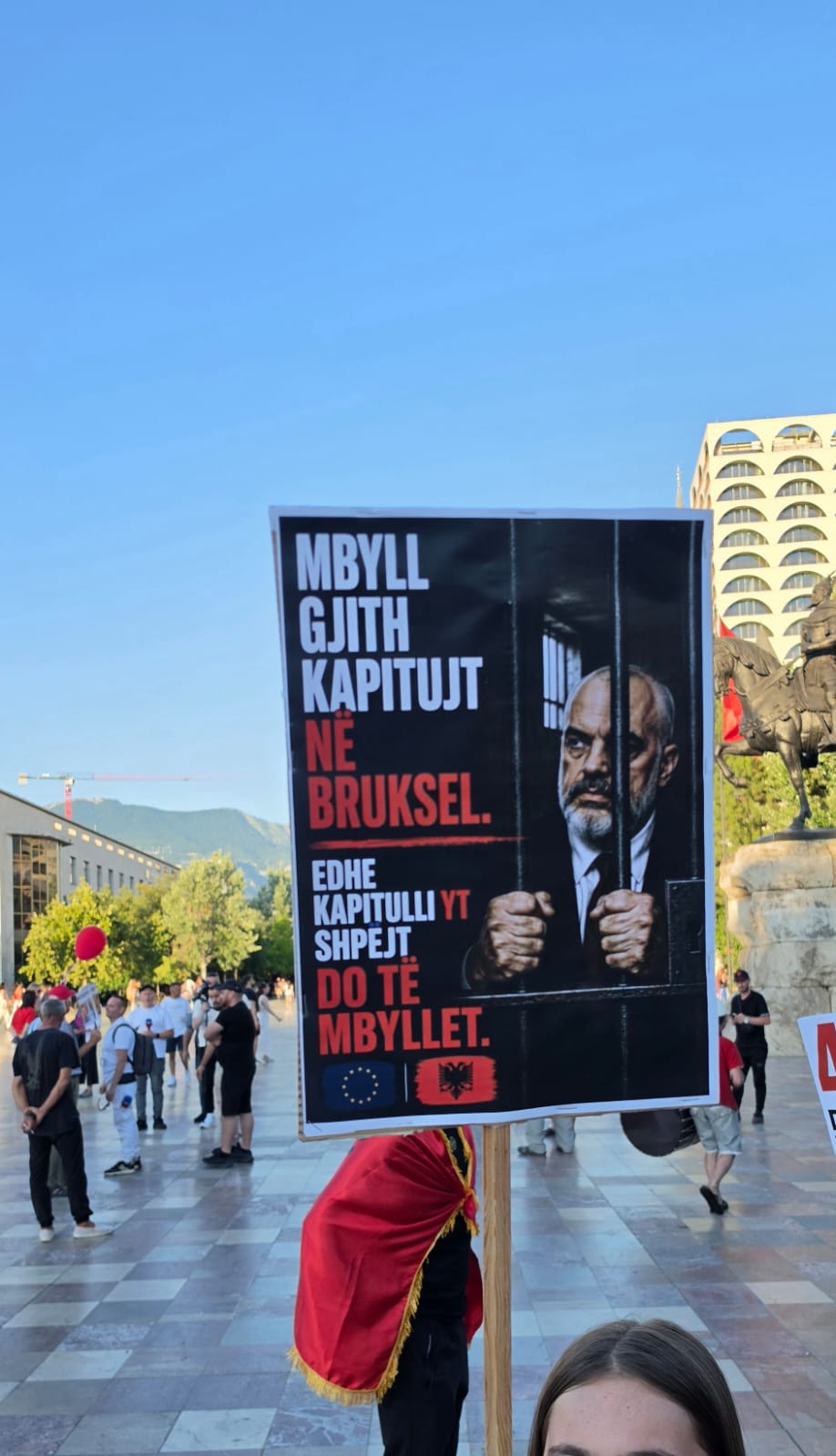 Pankartat e protestës së 41-të: Kapitulli yt do të mbyllet shumë shpejt