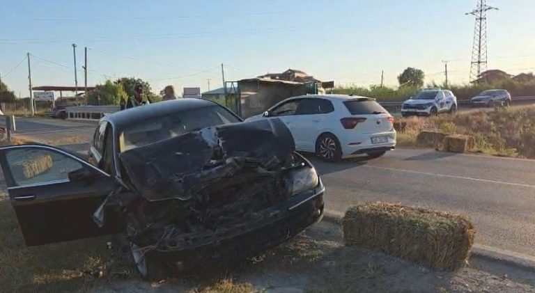 Aksident i rëndë në aksin e vjetër Fier–Vlorë, “BMW” përplaset me kamionçinën, plagoset pasagjeri